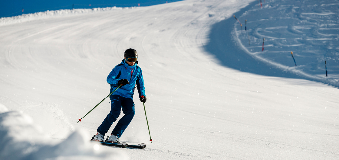 Skieur débutant sur une piste de ski à Tignes