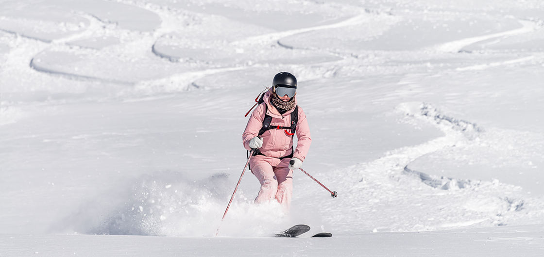 Skieuse freeride sur une piste naturide à Tignes