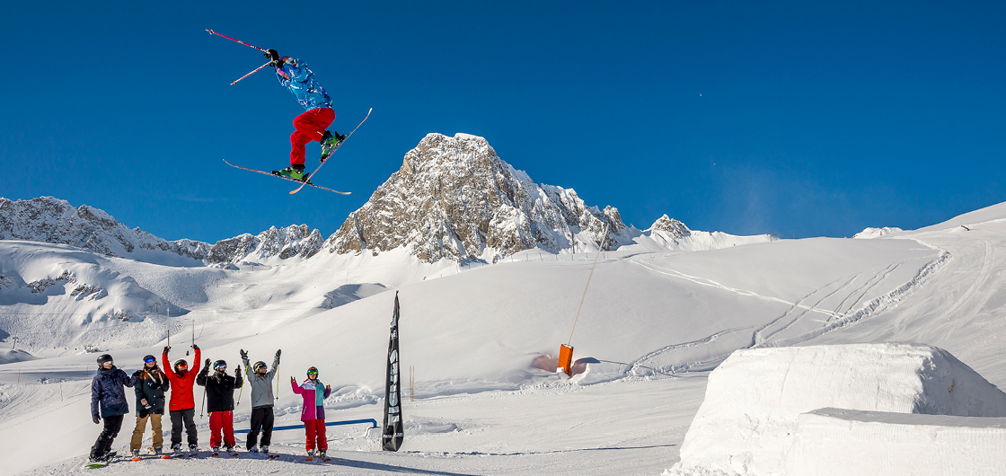 Skieur freestyle débutant sur la zone eazy du snowpark de Tignes