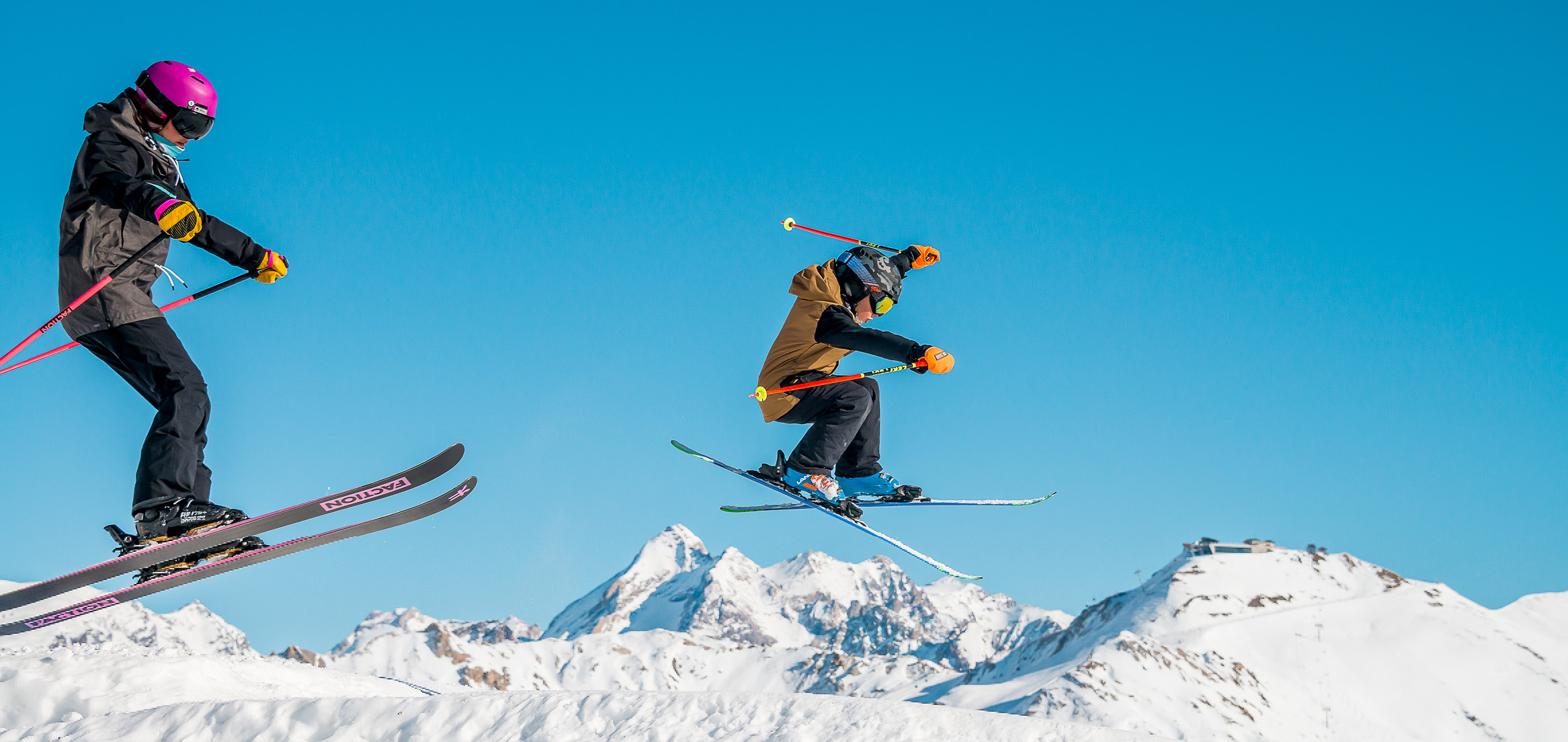 Skieurs sur les espaces freestyle de Tignes au printemps