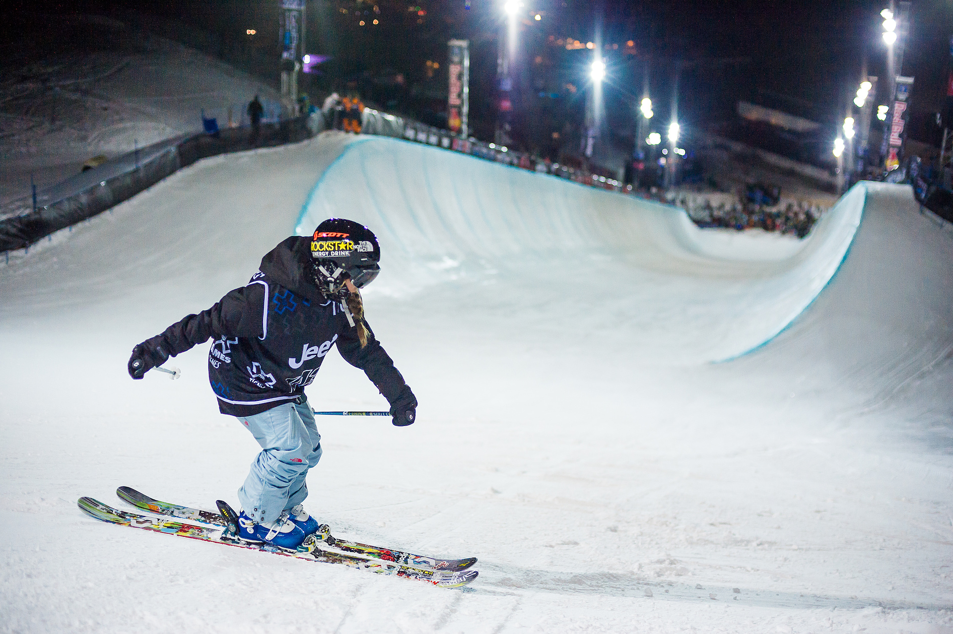 skieur freestyle se lance dans un halfpipe Tignes 