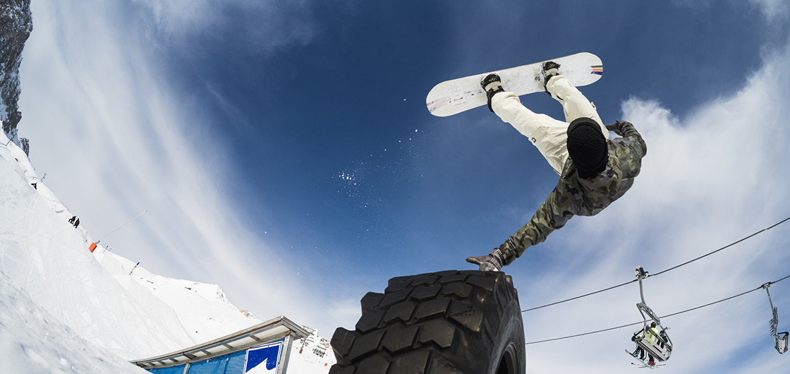 Snowboardeur jib sur snowpark Tignes