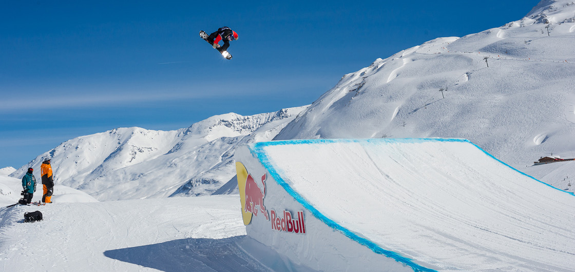 snowboard freestyle qui grab sur une table Tignes