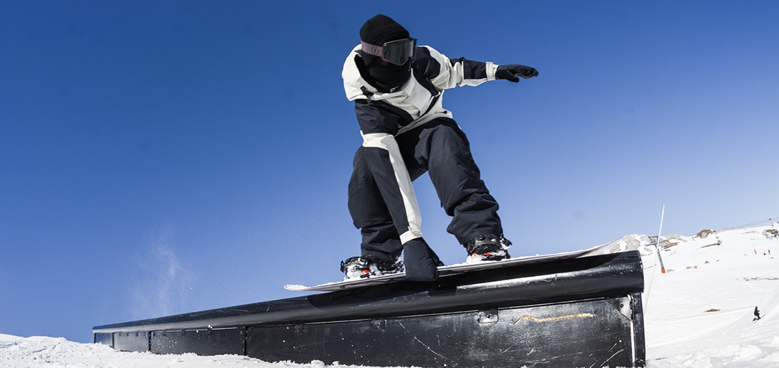 Snowboard sur rail snowpark Tignes