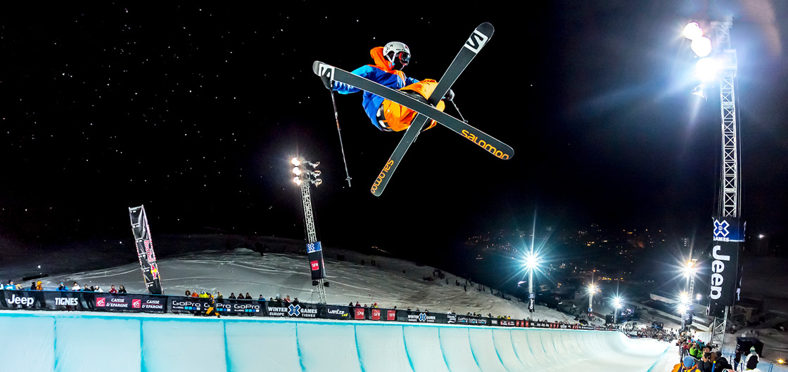 Tricks en ski freestyle dans halfpipe Tignes 