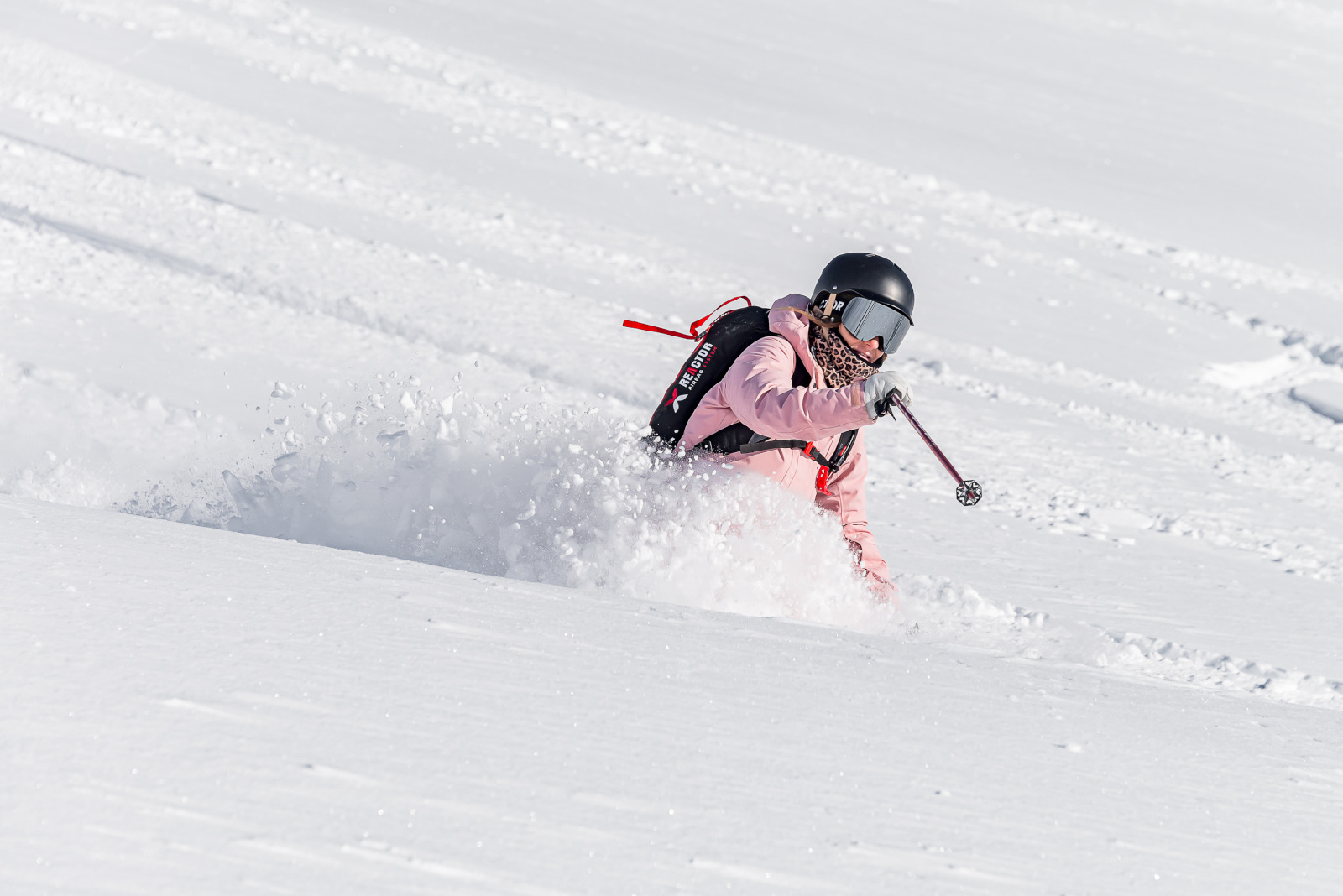 Skieuse dans la neige poudreuse sur le domaine skiable de Tignes