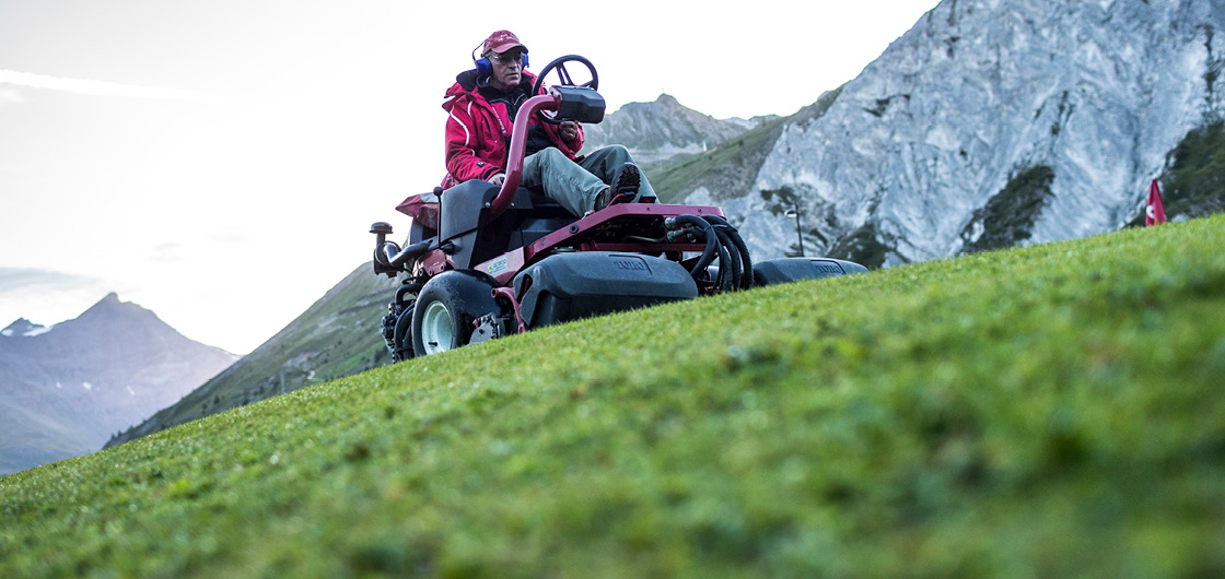 Tonte du gazon sur le golf 18 trous de Tignes