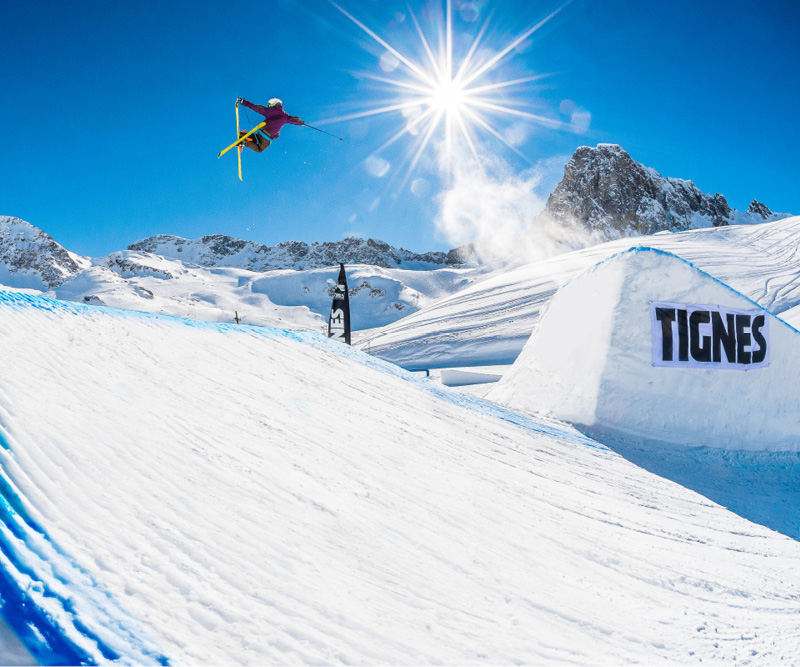 Skieur en freestyle sur le snowpark de Tignes