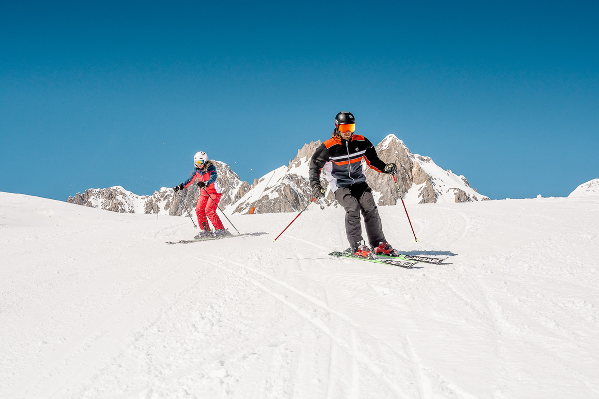 Skieurs débutants sur les pistes du domaine skiable de Tignes