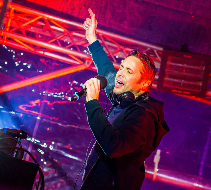 Chanteur sur le front de neige de Tignes le Lac Nouvel an