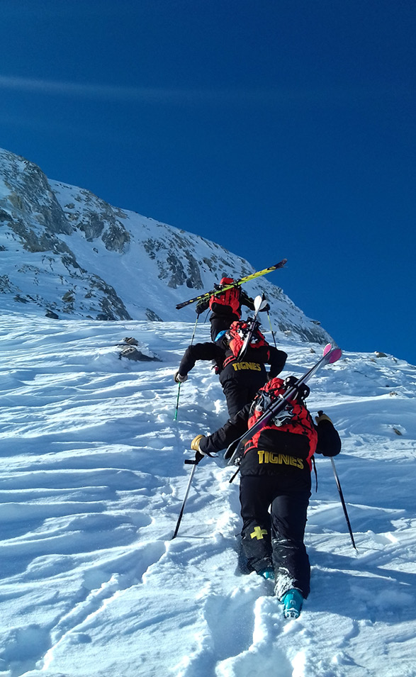 Pisteurs secouristes en montagne