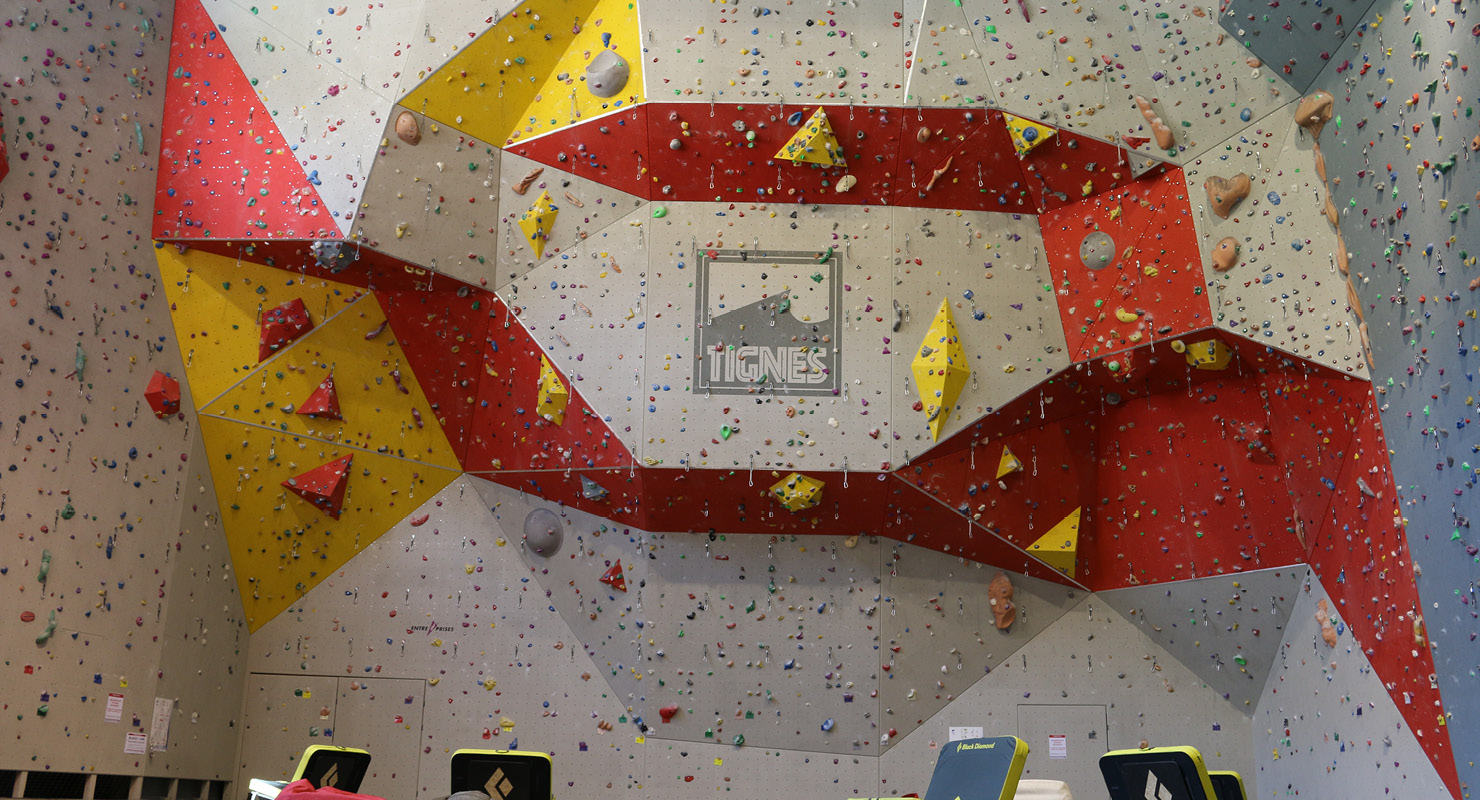 Personne grimpant sur le mur d'escalade de Tignespace