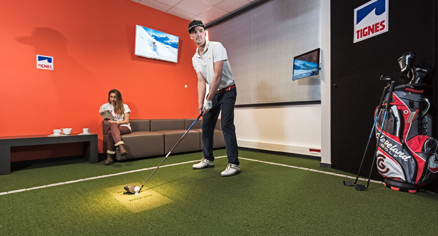 Golfeur s'entrainant au simulateur de Golf à Tignespace