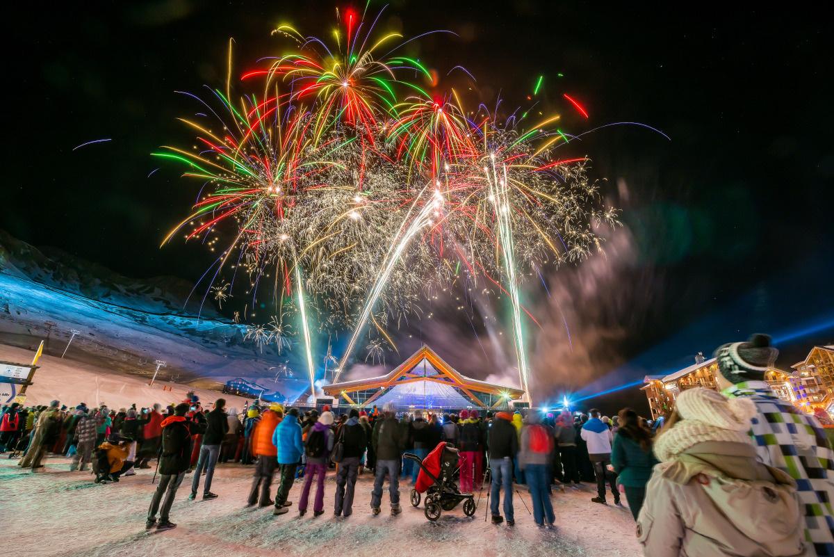 Feu d'artifice à Tignes le Lac devant l'office de Tourisme