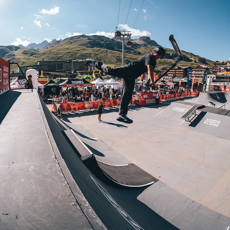 Trottinette sur le Savoie Mont Blanc Freestyle Tour de Tignes