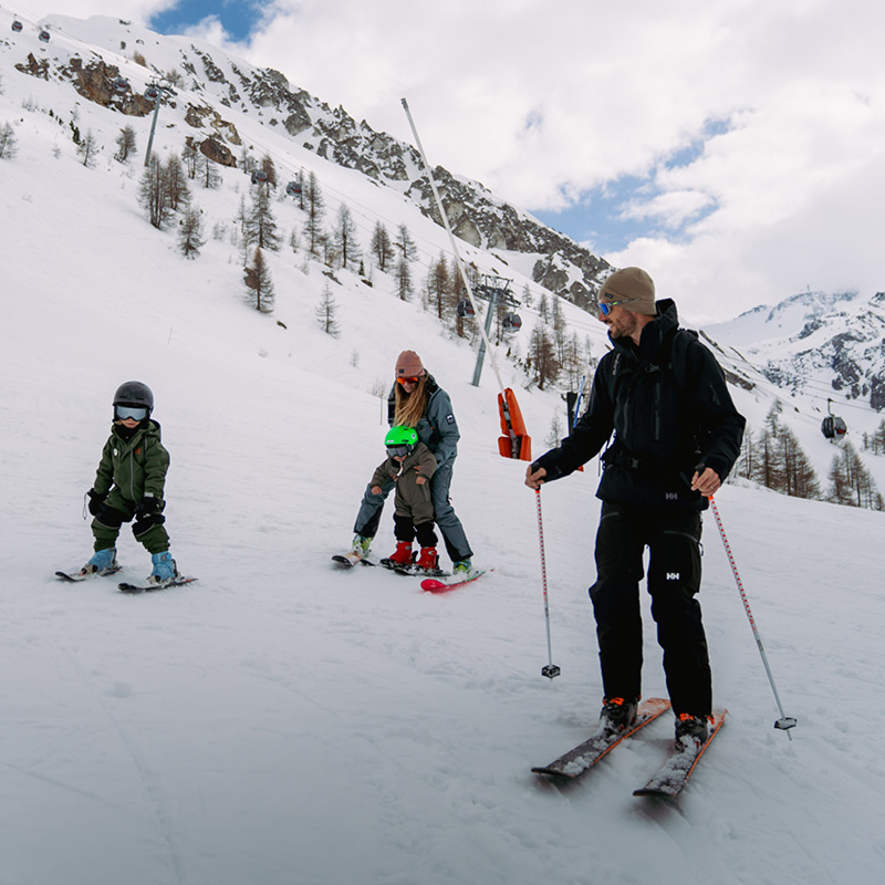 Famille débutant sur les pistes de ski à Tignes