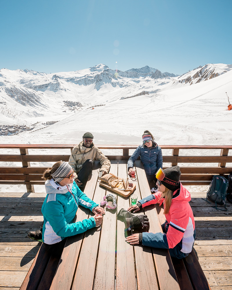 Piéton au restaurant d'altitude à Tignes