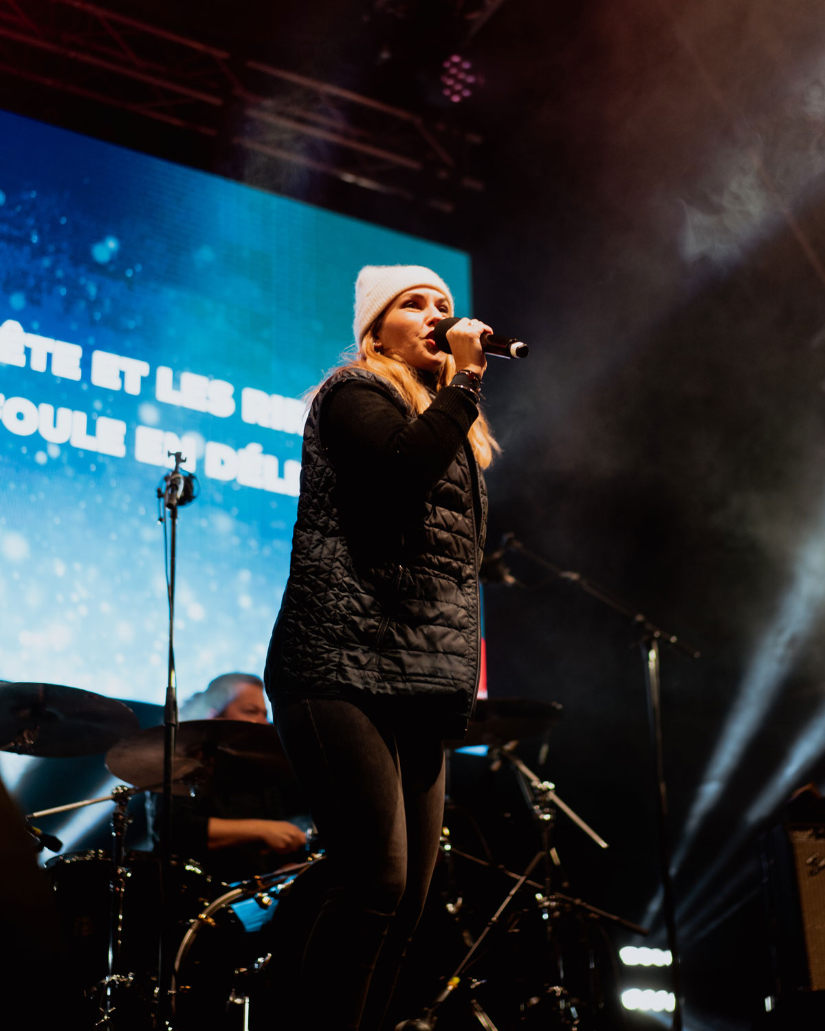 Chanteuse sur scène pour le nouvel an à Tignes
