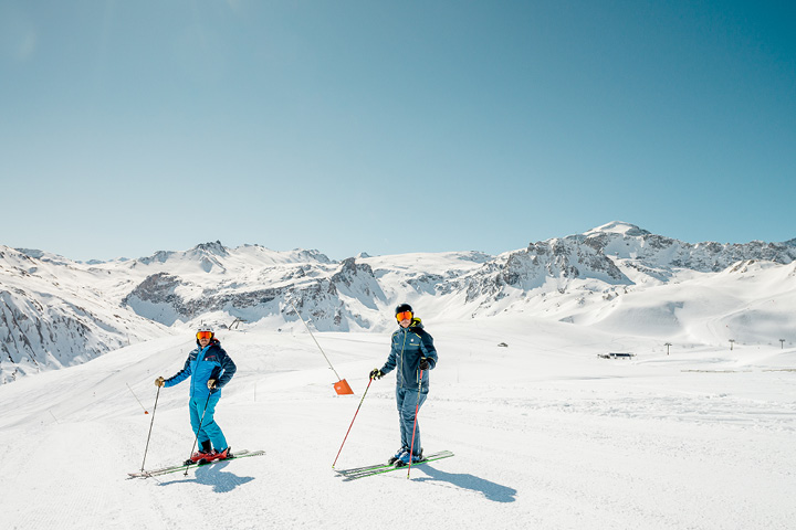 Skieurs débutants sur le domaine skiable de Tignes