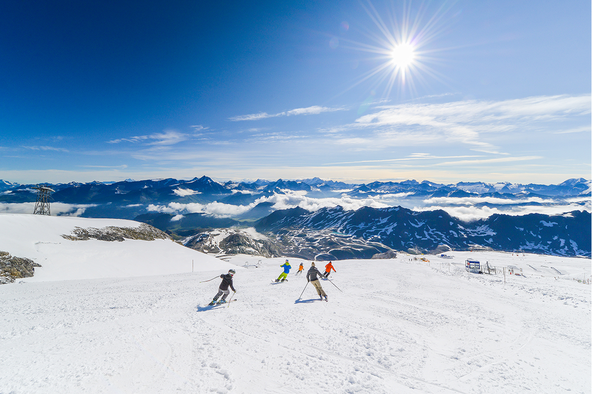 Skieurs sur le glacier de la Grande Motte en été