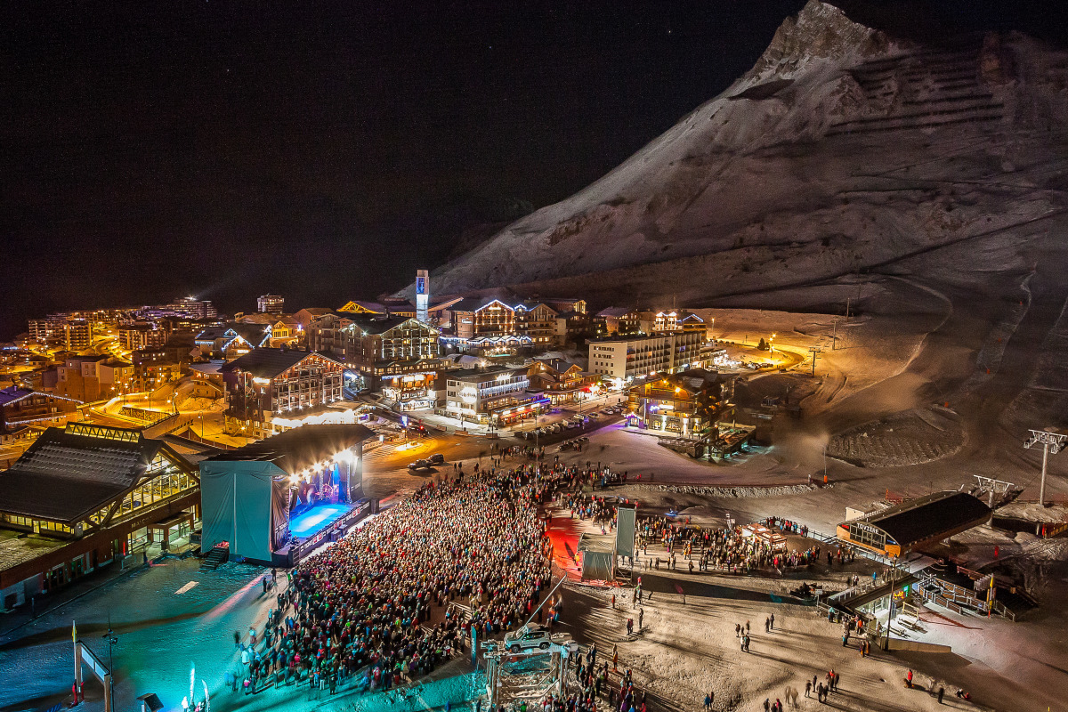 Tignes le lac de nuit pendant les Francofolies