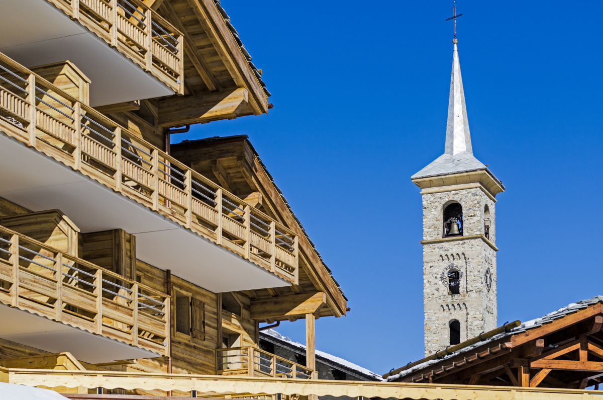 Eglise et chalets de Tignes 1800 les Boisses