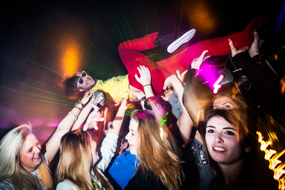 Fête entre amis dans le quartier du Val Claret à Tignes