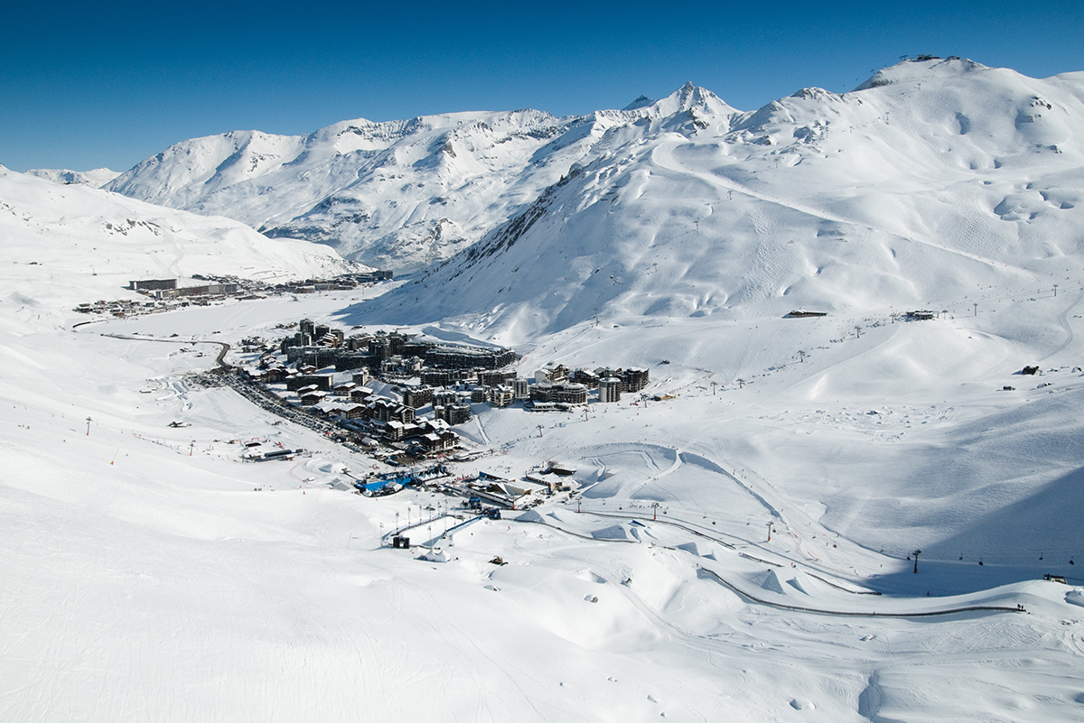 Vue aérienne de la station de Tignes sous la neige